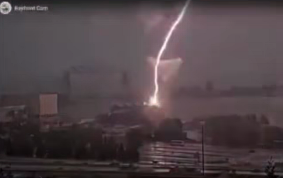 Watch lightning bolt hit Minnesota aquarium: the eels! They were ...