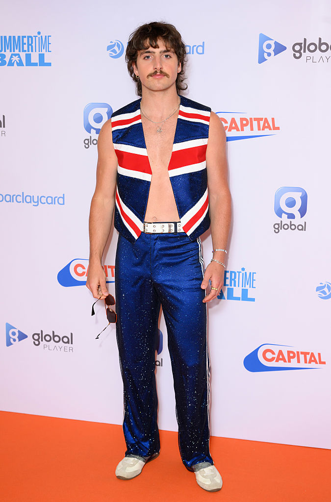 A perfect summer orange carpet with Tate McRae and Benson Boone at the