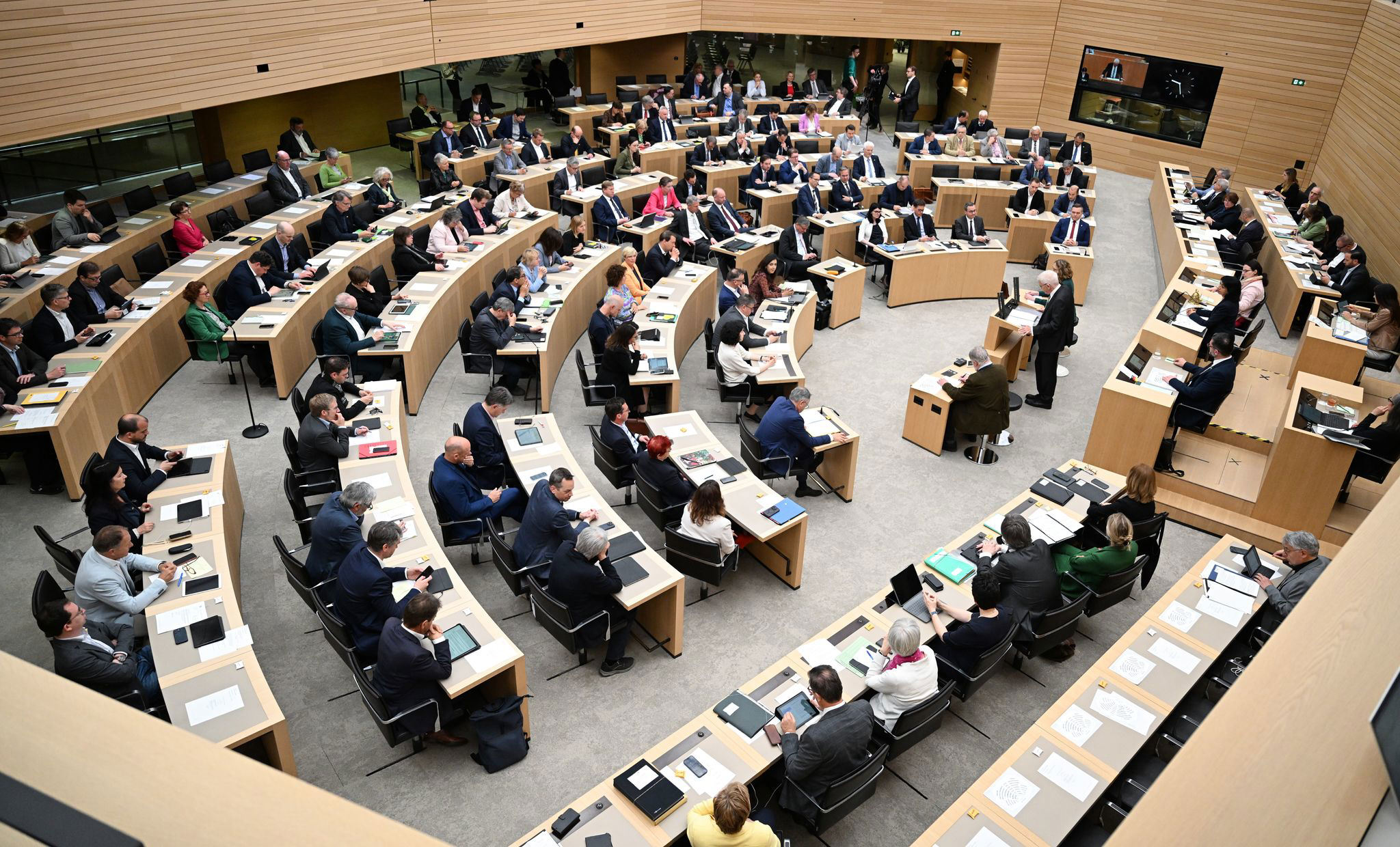 Hakenkreuz auf Stimmzettel geschmiert Entsetzen im Landtag Hakenkreuz auf Stimmzettel geschmiert Entsetzen im Landtag