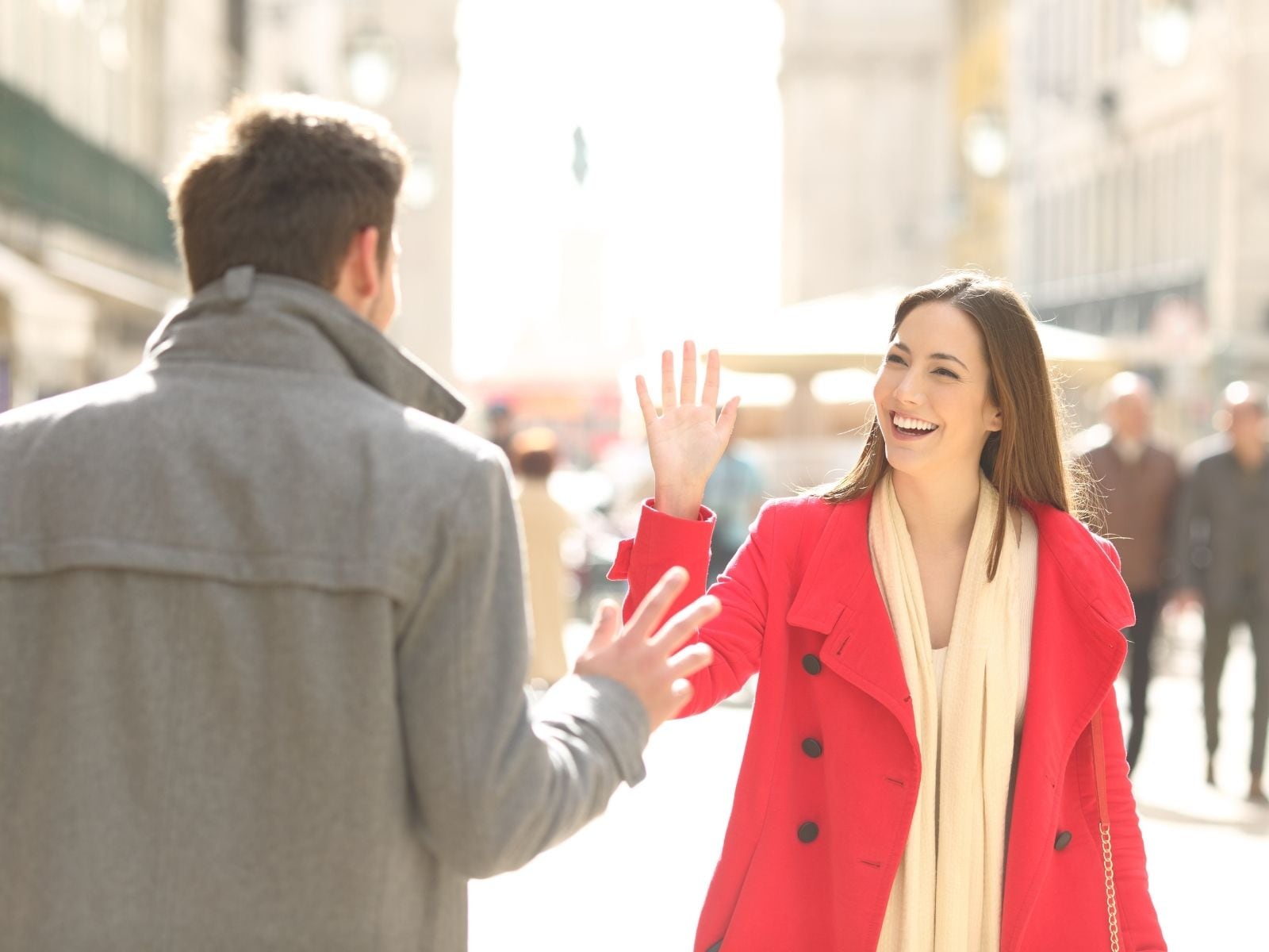 Decir “Buenos días” al llegar no es solo cortesía: es una manifestación de conexión humana, un acto de empatía y un reflejo de nuestro estado psicológico. | Crédito: Canva