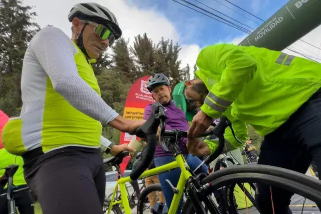 Con gestores del Distrito, policías y nueva señalización, Bogotá fortalece  la estrategia de Rutas Seguras para ciclistas