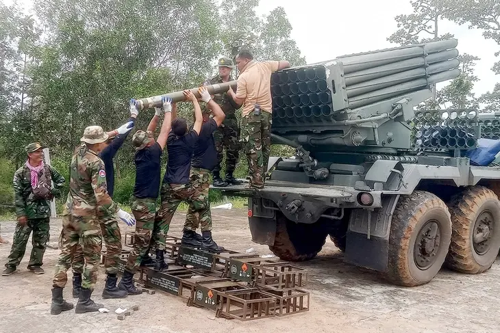 Binh sĩ Campuchia vận hành hệ thống rocket phòng không BM21-Grad l Xe bọc thép của Thái Lan được điều ra biên giới - Ảnh: AFP