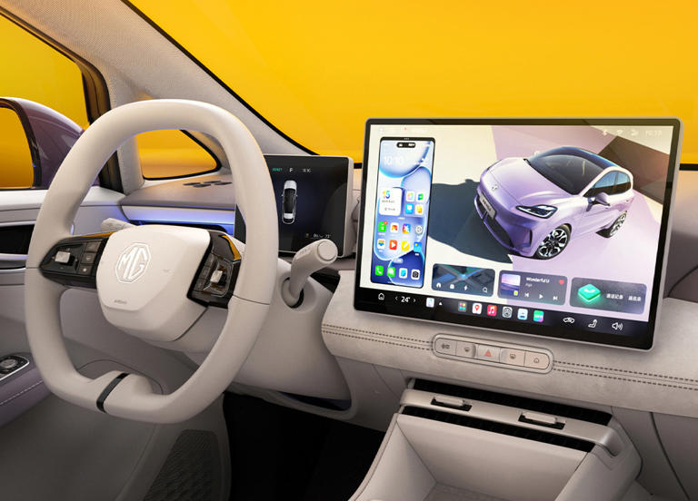 Nuova MG4, svelati gli interni: comfort e tecnologia Oppo
