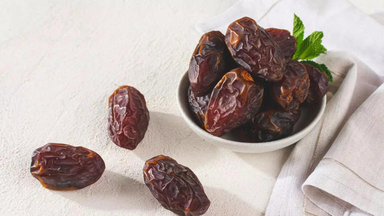 Bananas or dates? The healthier snack choice for managing blood sugar ...