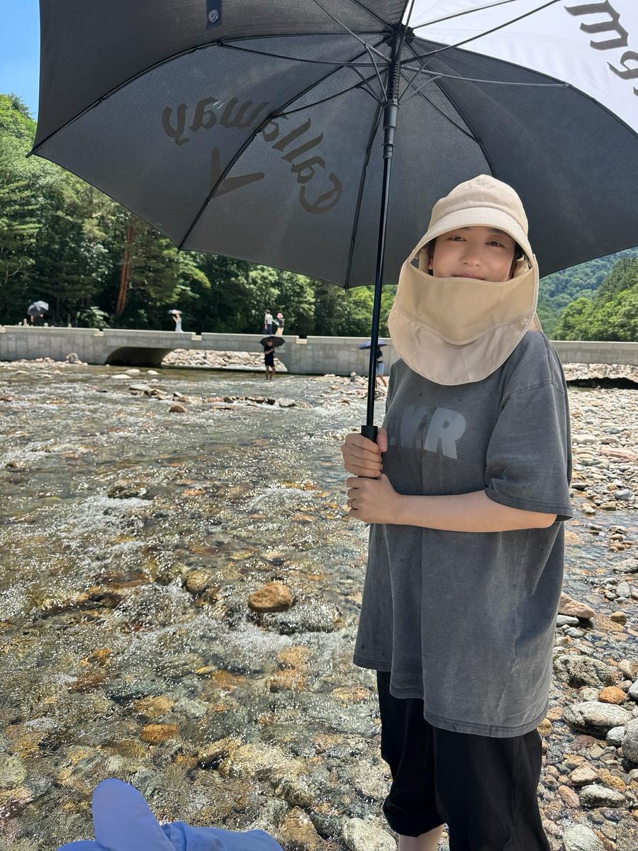 여름방학 시작”…유혜주, 청량한 계곡 물가→자연에 스며든 휴식