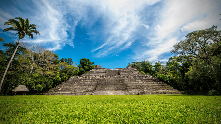 belize-caracol-tombe-maya