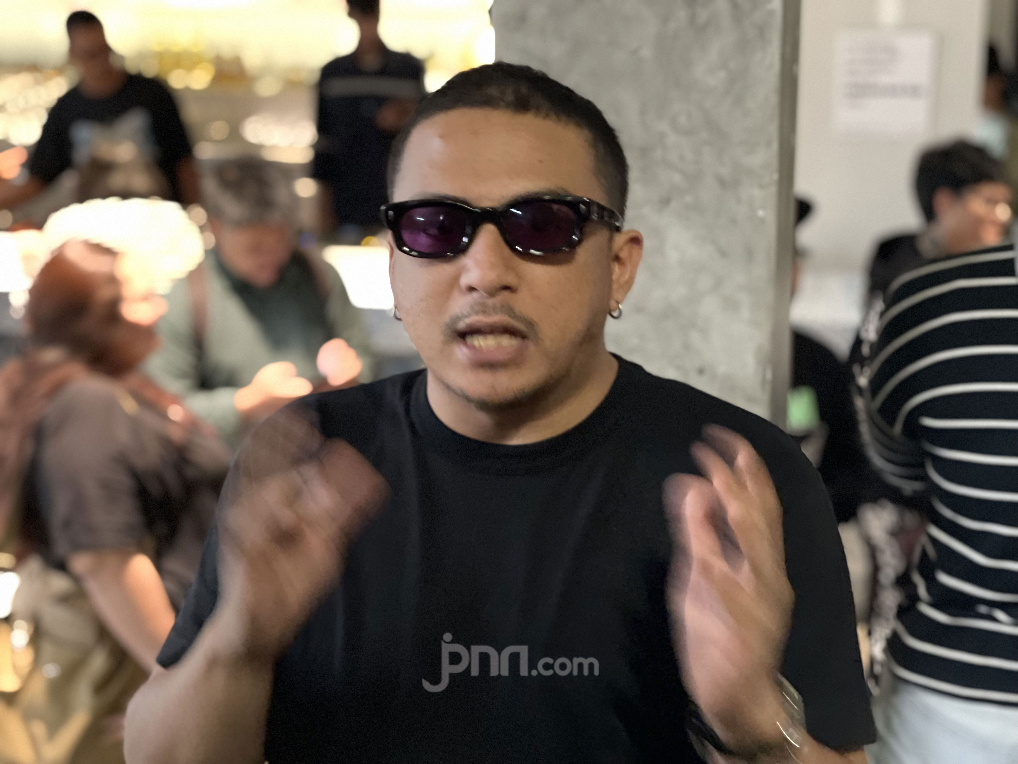 3 Berita Artis Paling Heboh: Foto Sal Priadi Bersama Sitok Srengenge Viral, Jackie Chan Akui Penyesa