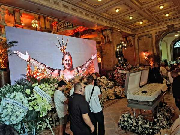 Em caixão claro, começa velório de Preta Gil no Theatro Municipal; fãs fazem fila na Cinelândia