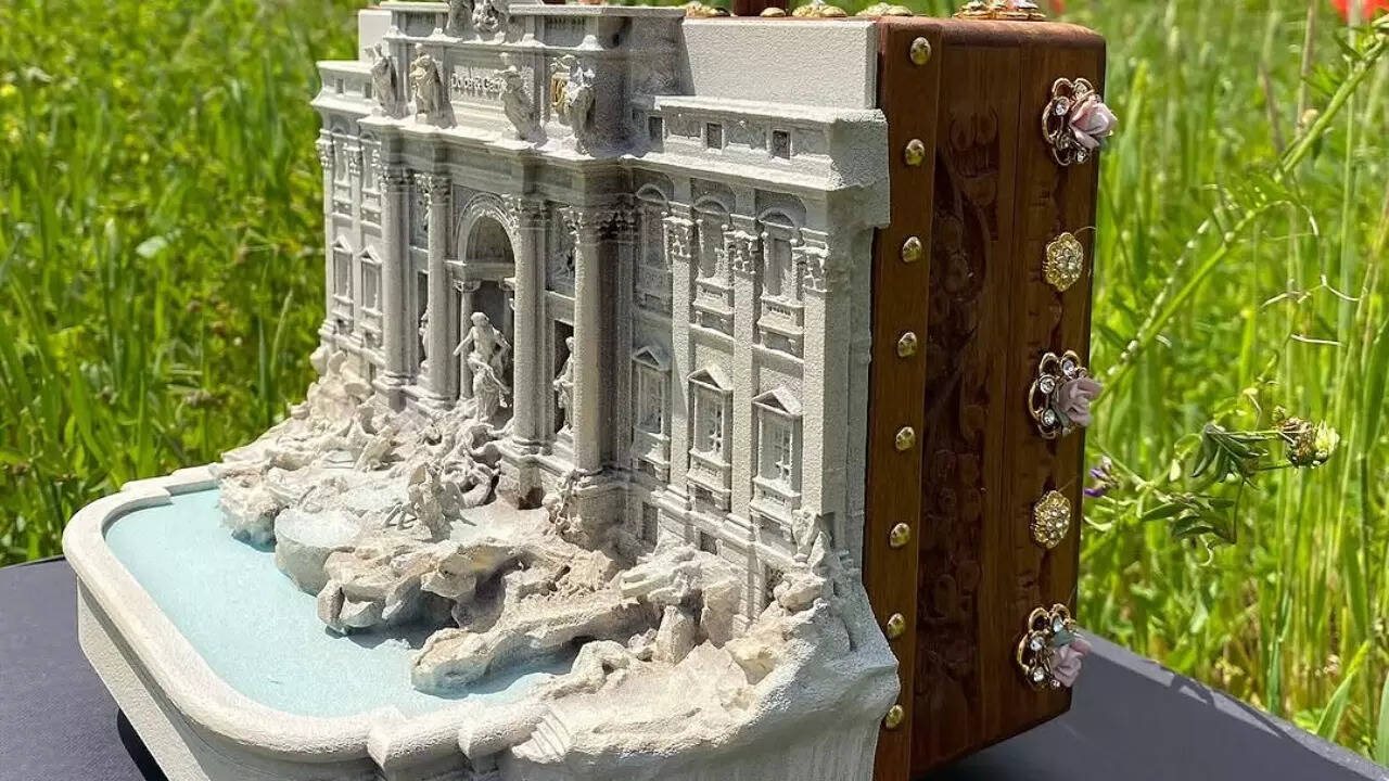 dolce-gabbana-just-turned-rome-s-trevi-fountain-into-a-handbag-and-it