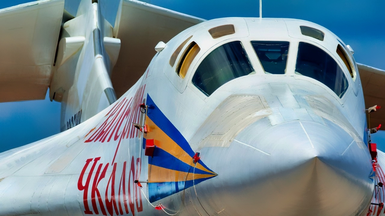 Russia’s Giant Tu-160M Bomber Summed Up in 2 Words