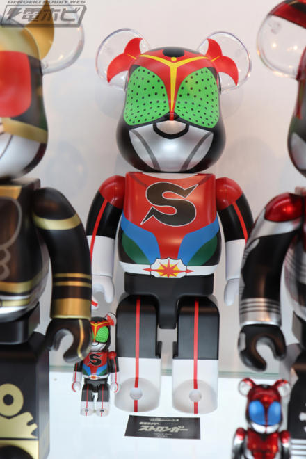 仮面ライダークウガ』アメイジングマイティがBE@RBRICKに変身