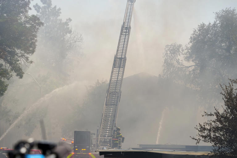 Large fire burns at least 24 apartments, displaces 40 in Holladay area ...