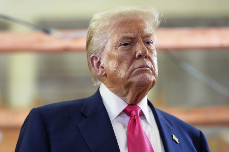 Ông Trump không cân nhắc ân xá cho đồng phạm của tỷ phú ấu dâm