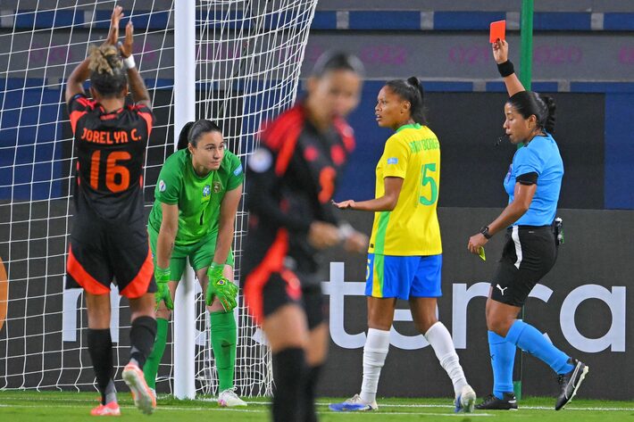 Goleira Lorena foi expulsa e será desfalque para semifinal da Copa América. Foto: Rodrigo Buendia/AFP