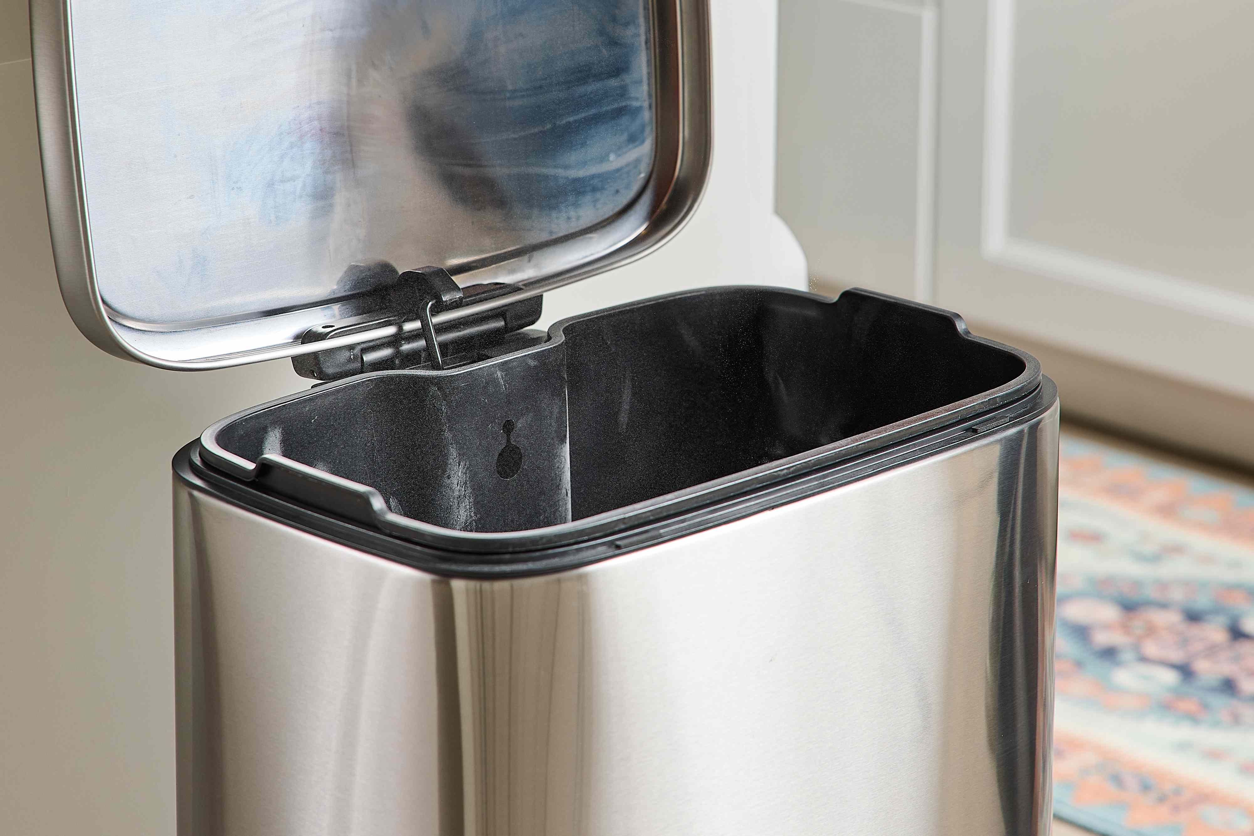 how to draw a trash can – Image 1