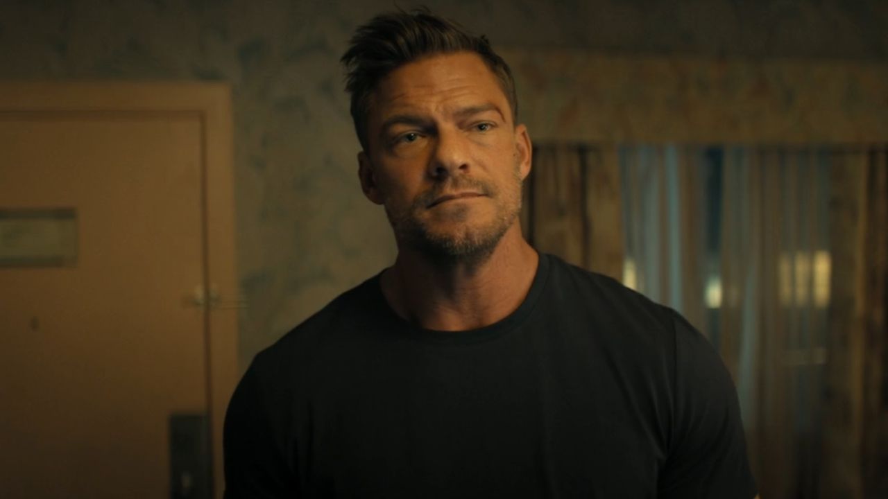 Reacher's Alan Ritchson Looks Like He Just Took A Literal Bloodbath In ...
