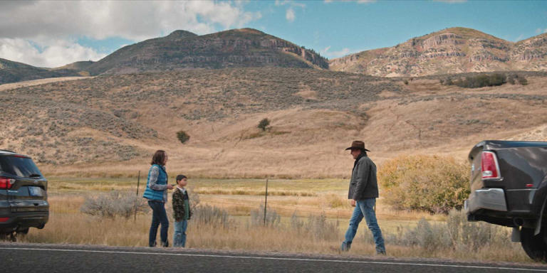 John Dutton walks over to help people in Yellowstone Season 3, Episode 10