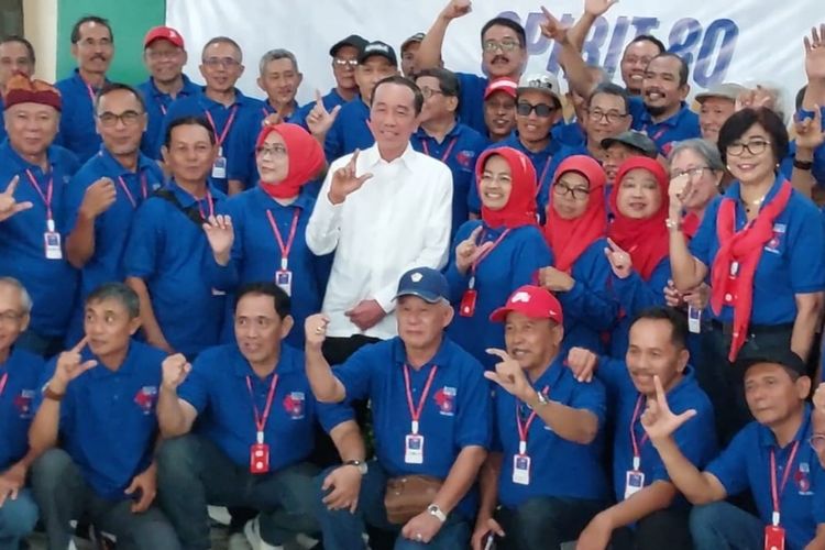 Presiden ke-7 RI Joko Widodo saat berfoto bersama teman-teman angkatan 80 Fakultas Kehutanan UGM yang hadir dalam reuni.