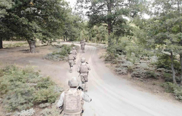 TÜRKİYE GENELİNDE ÇIKAN ORMAN YANGINLARINA KARŞI AKSARAY’IN TEK ORMANLIK ALANI OLAN HASAN DAĞI’NDA KOMANDOLAR TEYAKKUZDA. DÜRBÜN VE DRON İLE HAVADAN VE KARADAN DİKKATLİ BİR ŞEKİLDE SANTİM SANTİM İLERLEYEREK DEVRİYE ATAN KOMANDOLAR HEM İNSANCIL HEM DE MATERYALLER OLMAK ÜZERE YANGINA NEDEN OLABİLECEK HİÇBİR OLUMSUZLUĞA GEÇİT VERMİYOR.