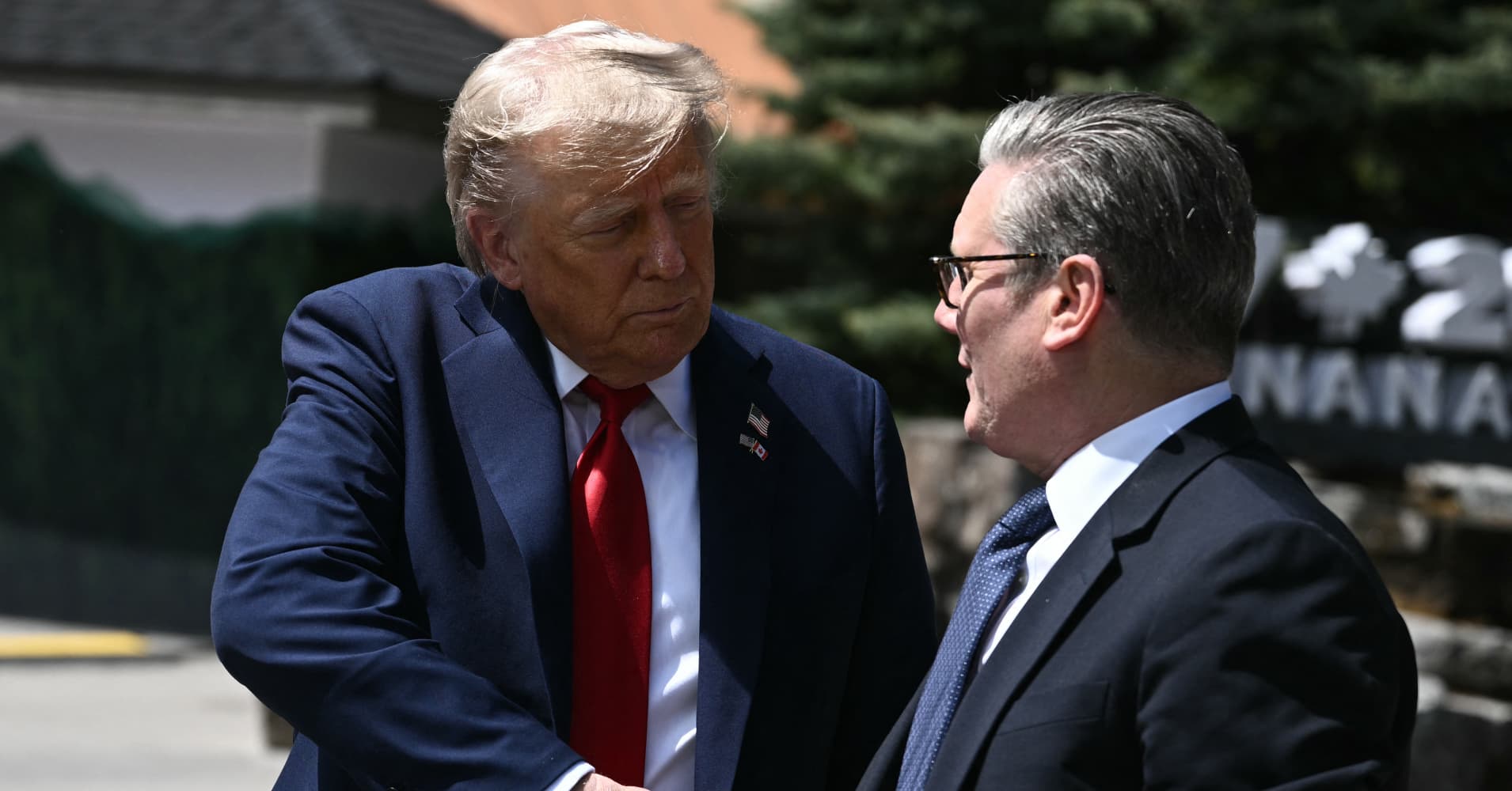 US President Donald Trump (L) shakes hands with British Prime Minister Keir Starmer as they speak to reporters after meeting during the Group of Seven (G7) Summit at the Pomeroy Kananaskis Mountain Lodge in Kananaskis, Alberta, Canada on June 16, 2025.