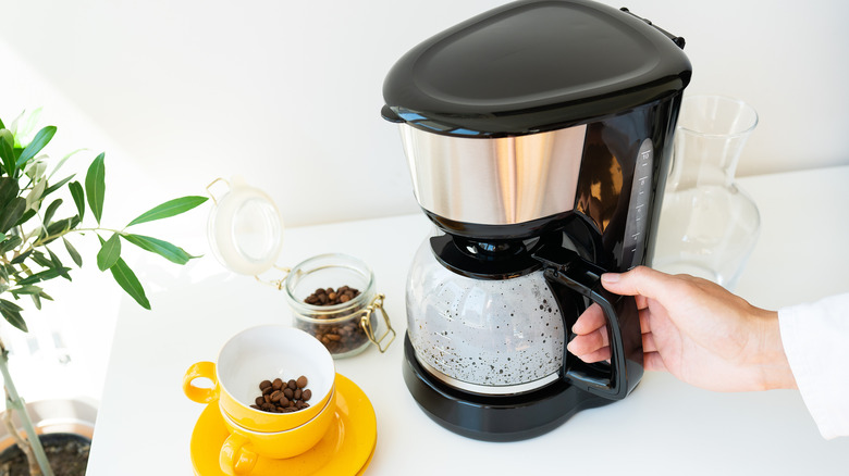 How Do You Clean a Drip Coffee Maker With Vinegar: Easy & Effective Guide