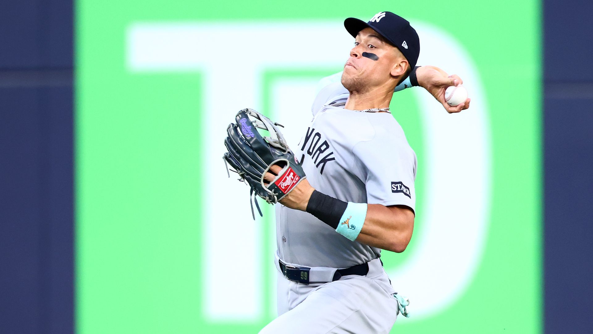 Aaron Judge out of Yankees lineup with elbow injury