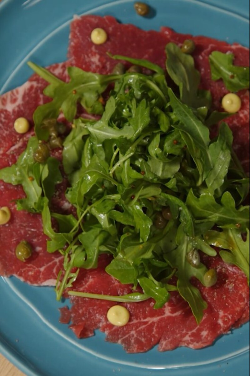 Carpaccio vom Rind mit Rucola, Kapern und Dijon-Vinaigrette