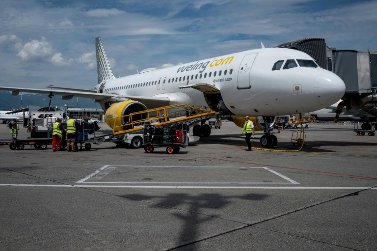 Paris demands #39 explanation #39 from airline over removal of Jewish teens Paris demands #39 explanation #39 from airline over removal of Jewish teens