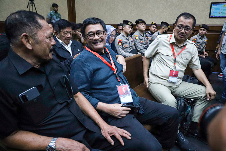 Politisi PDIP F.X Hadi Rudyatmo, Djarot Syaiful Hidayat dan Eks Wakapolri Oegroseno berbincang jelang sidang vonis Sekjen PDIP Hasto Kristiyanto di Pengadilan Tipikor, Jakarta, Jumat (25/7/2025). Foto: Iqbal Firdaus/kumparan