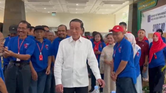 REUNI UGM - Jokowi hadir di acara reuni 45 tahun angkatan 1980 Fakultas Kehutanan Universitas Gadjah Mada (UGM). Acara yang berlangsung pada Sabtu (26/7/2025) di Aula Integrated Forest Farming Learning Center, Sleman, DI Yogyakarta (TRIBUNSOLO.COM/Ahmad Syarifudin)
