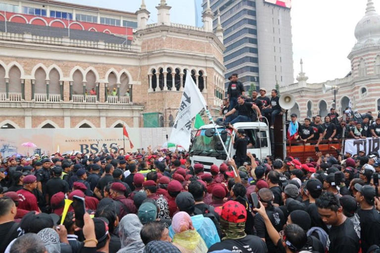 Ribuan demonstran menggelar aksi unjuk rasa di Kuala Lumpur, Malaysia, Sabtu (26/7). Foto: Antara