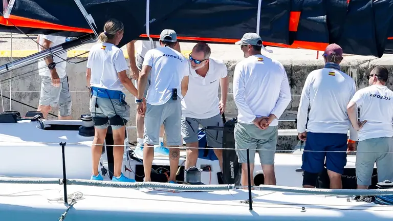 Felipe VI levanta velas: el Rey toma el timón del Aifos en la antesala de  la Copa del Rey MAPFRE