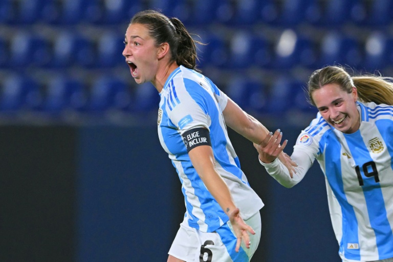 La defensora argentina Aldana Cometti celebra al anotar el segundo gol de Argentina en el partido de la Copa América de 2025 ante Chile, que se jugó el 18 de julio de 2025 en el estadio Independiente del Valle en Quito