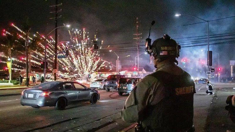 As batidas migratórias em Los Angeles são marcadas por confrontos violentos entre a população e agentes federais