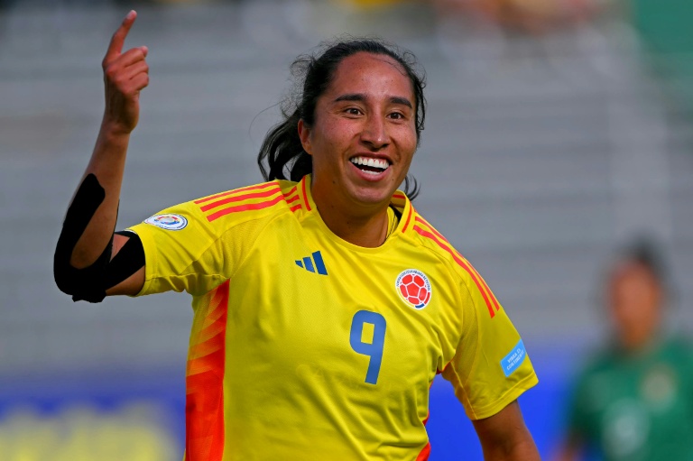 La delantera colombiana Mayra Ramírez celebra al anotar el segundo gol de Colombia en el partido de la Copa América ante Bolivia, que se jugó el 22 de julio de 2025 en el estadio Gonzalo Pozo Ripalda en Quito