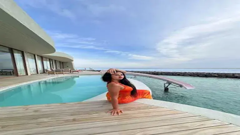 منة عرفة تستمتع باجازة الصيف في المالديف (4)