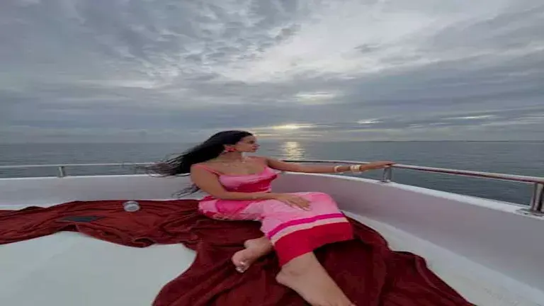 منة عرفة في رحلة بحرية على متن يخت في المالديف (1)