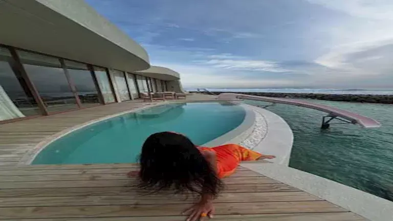 منة عرفة تستمتع باجازة الصيف في المالديف (1)