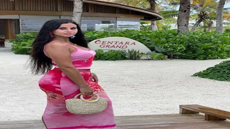 منة عرفة تستمتع باجازة الصيف في المالديف (2)