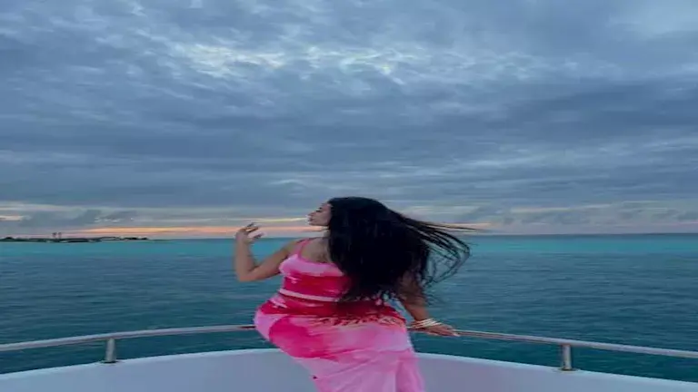 منة عرفة في رحلة بحرية على متن يخت في المالديف (2)