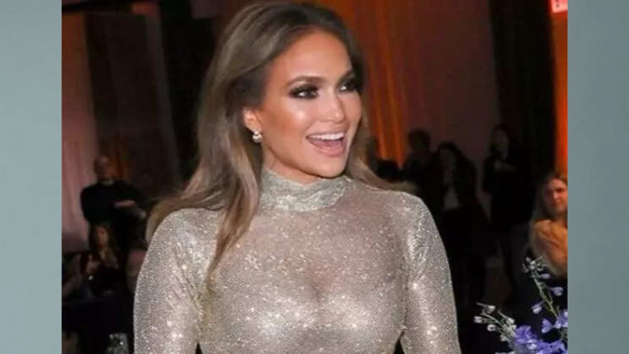 Jennifer Lopez handles onstage wardrobe malfunction "like a pro", fans