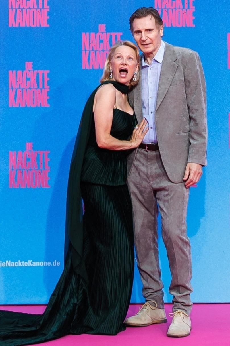 Pamela Anderson en couple avec un célèbre acteur ? Sur le tapis rouge, leur  complicité en dit