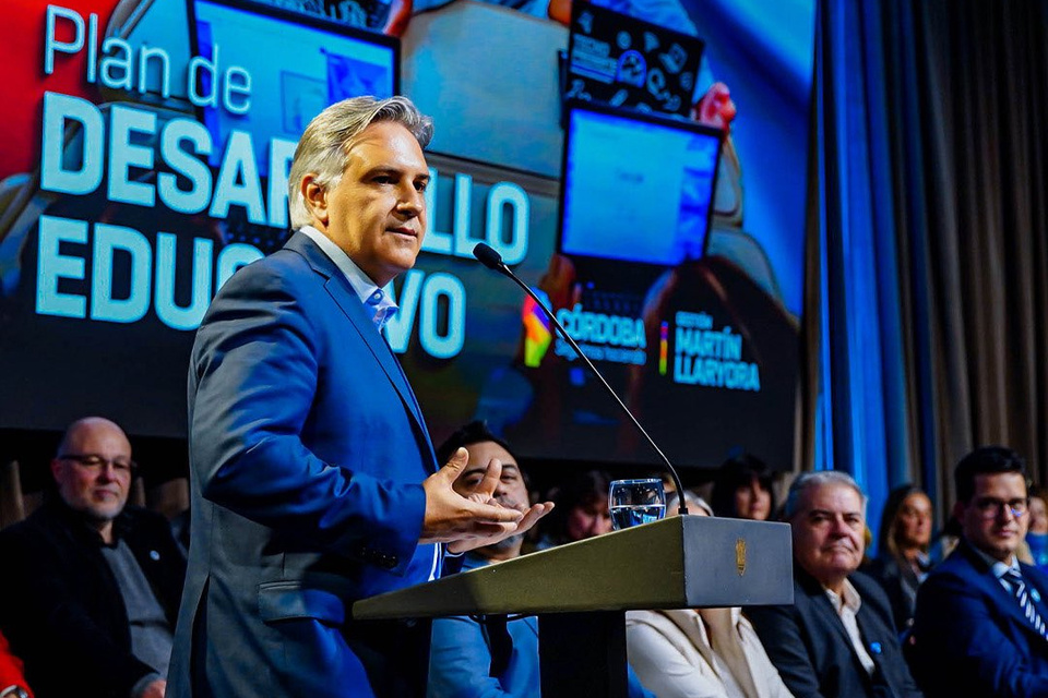 Llaryora se desmarca del Gobierno y anuncia un fuerte aumento a jubilados