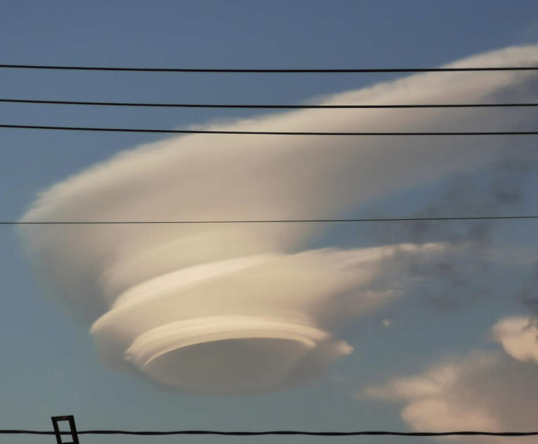 UFO襲来？？？？】何、この雲？空に浮かぶ“巨大円盤”、あまりに