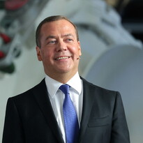 Medvedev: "Ue umiliata, carino se impiccassero von der Leyen"