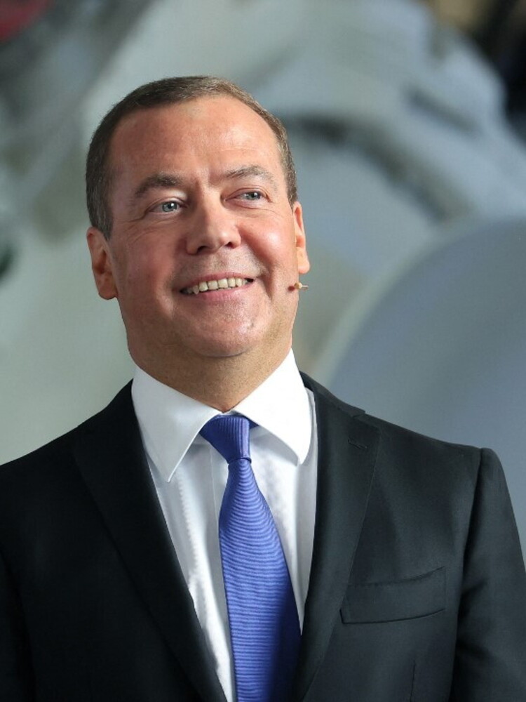 Medvedev: "Ue umiliata, carino se impiccassero von der Leyen"