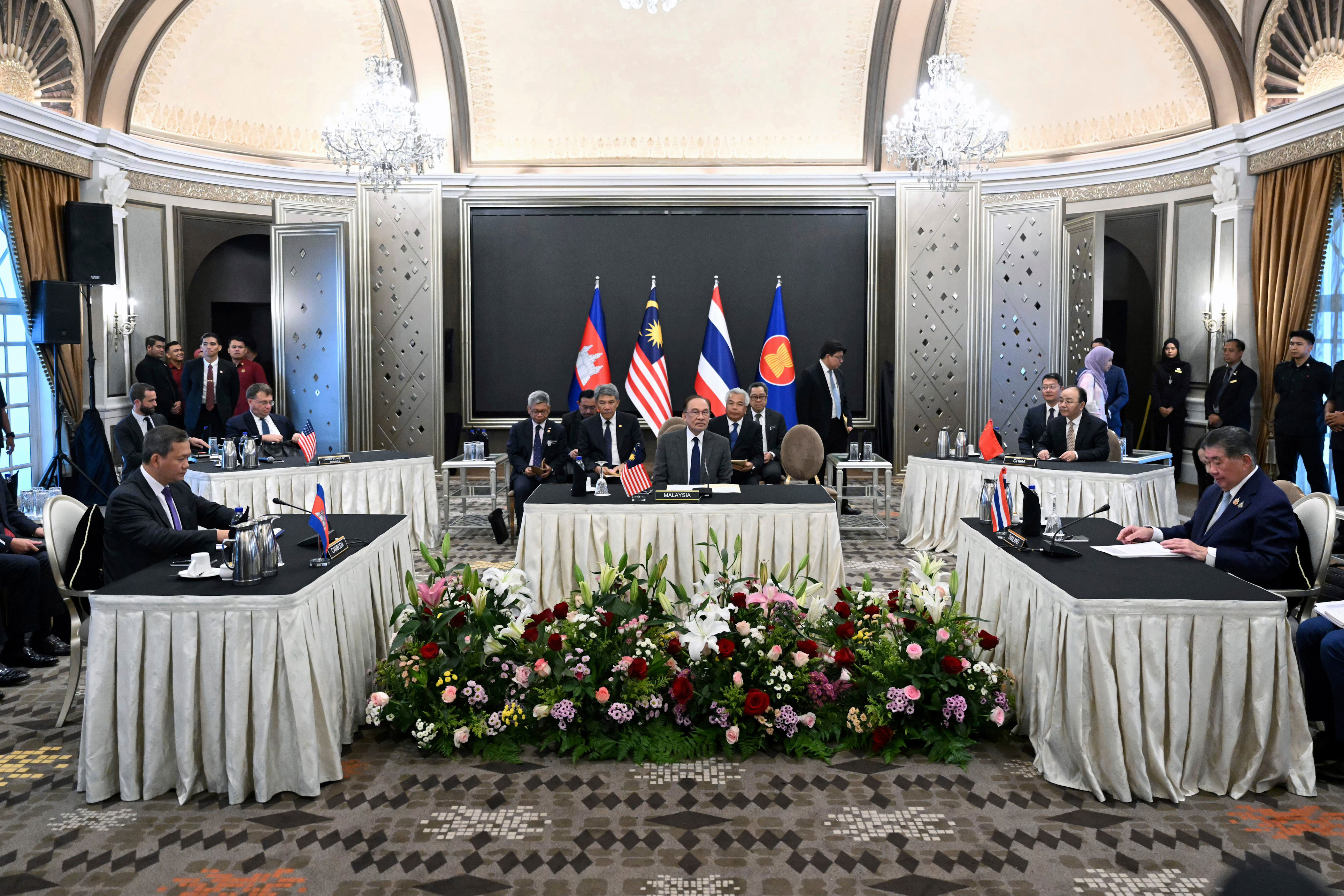 Malaysian prime minister Anwar Ibrahim, center, looks on as Cambodian leader Hun Manet and Thailand's acting premier Phumtham Wechayachai take part in ceasefire talks (AP)