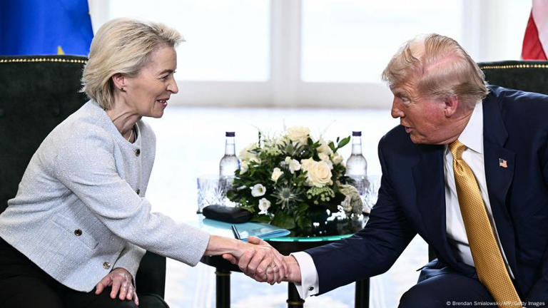 Estados Unidos y la Unión Europea (UE) lograron un acuerdo comercial este domingo que prevé aranceles de 15% para las exportaciones europeas, anunció Trump tras entrevistarse con la presidenta de la Comisión Europea, Ursula von der Leyen, en Turnberry, en Escocia (imagen)
