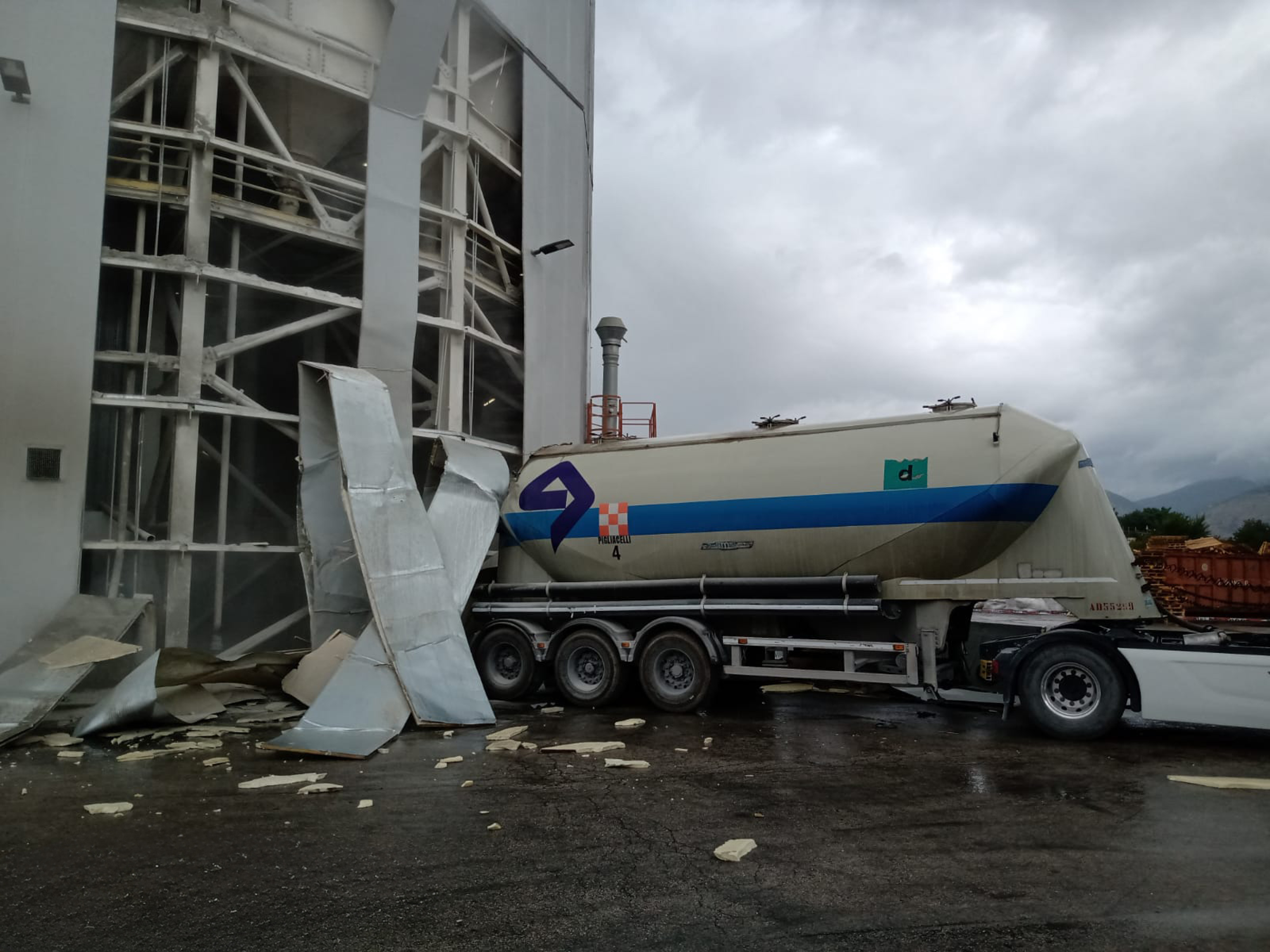 Esplosione nello stabilimento Weber a causa di un incidente