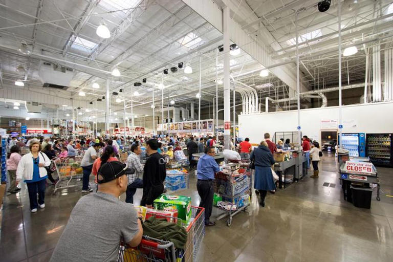 Des clients au Costco. 